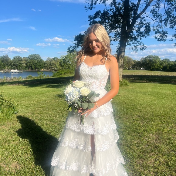 White beautiful prom dress - Picture 1 of 4